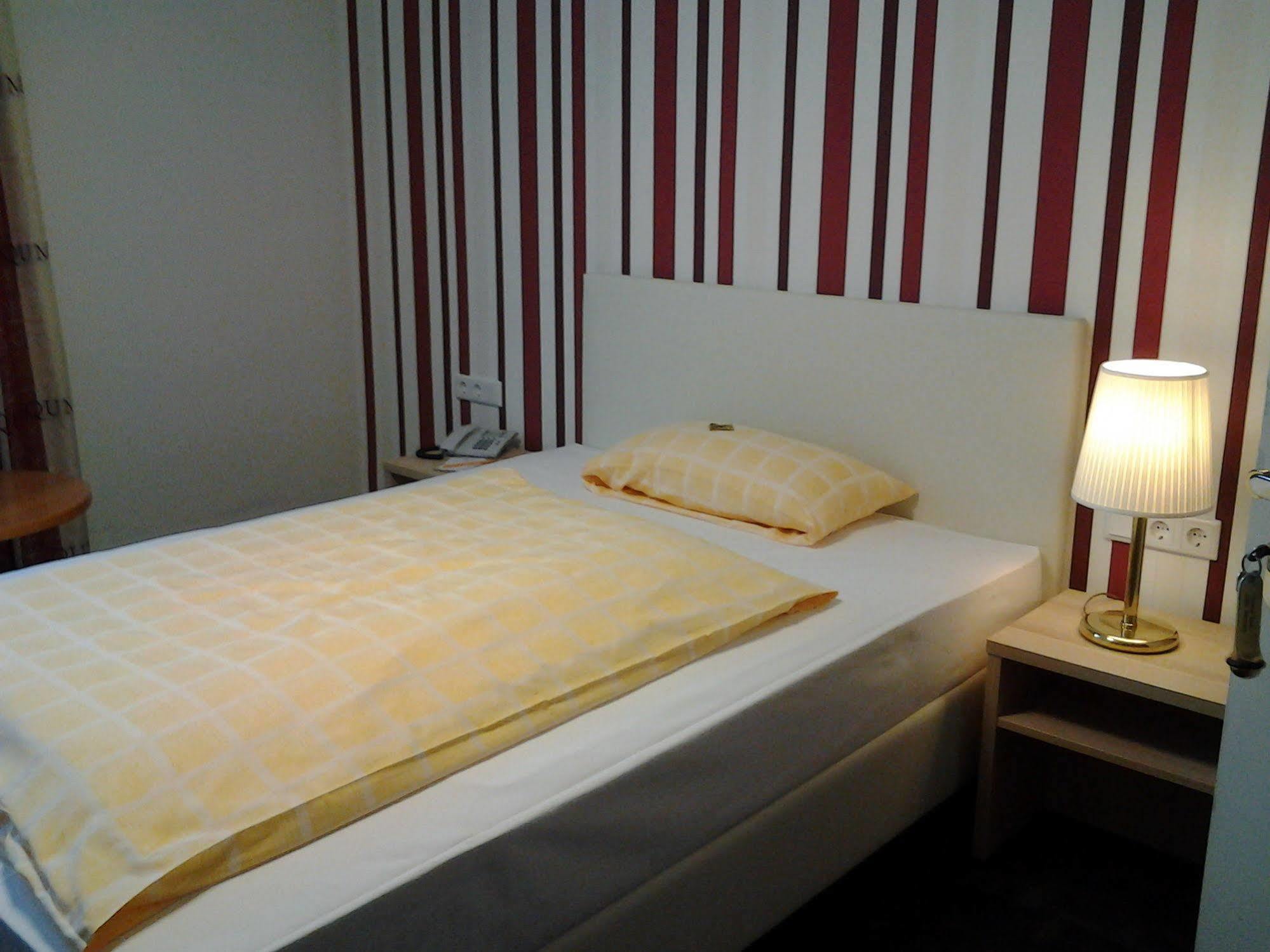 Centralhotel Garni Оффенбург Екстер'єр фото